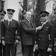 Coolidge_awarding_Medal_of_Honor_to_Byrd_and_Bennett_1927