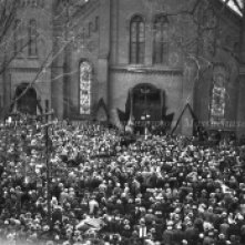Crowds gathered outside Edwards Congregational Church to remember Calvin Coolidge, January 7, 1933 (Courtesy of the Northampton Historical Society)