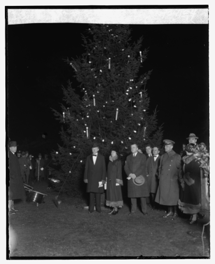 Coolidge_lights_U.S._National_Christmas_Tree,_1924_12816u_original