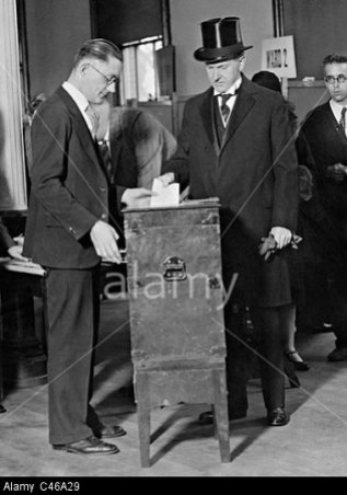 President Coolidge casting his vote, 1928. Photo credit: Alarmy.